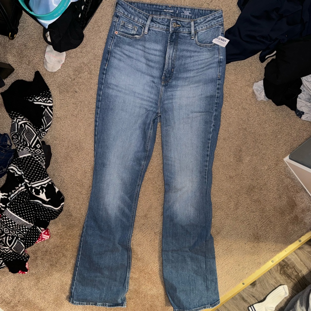 Old navy higher high rise flare jeans. Size 6 tall. Never worn tag on